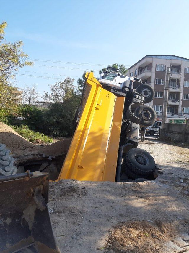 İş kamyonu foseptik çukuruna düştü