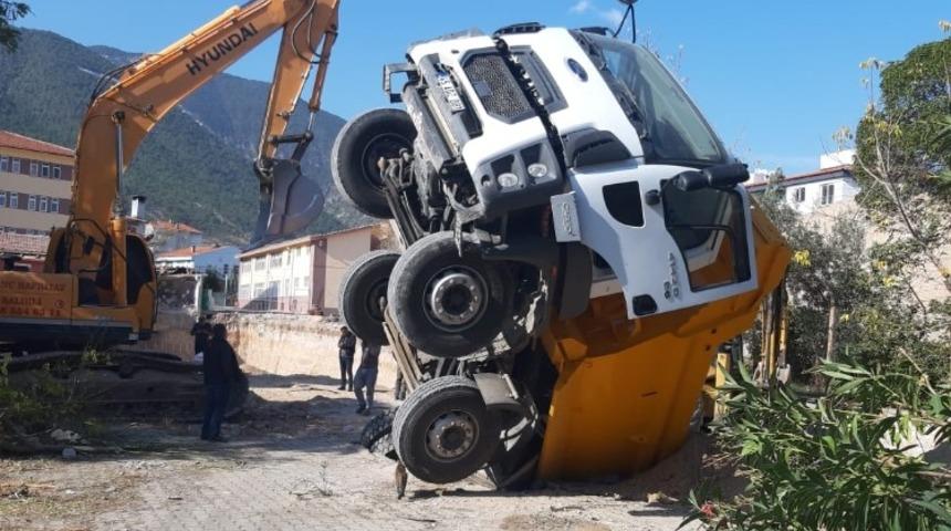 İş kamyonu foseptik &ccedil;ukuruna d&uuml;şt&uuml;
