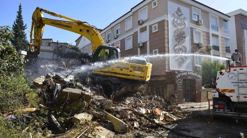 Muratpaşa&rsquo;da ka&ccedil;ak metruk bina yıkıldı