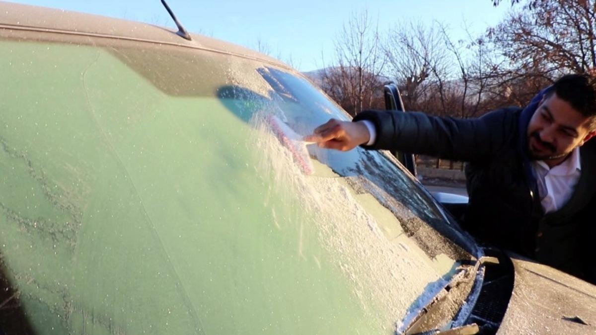 Bayburt ve Erzincan&rsquo;da arabaların camları buz tuttu