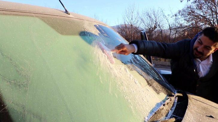 Bayburt ve Erzincan’da arabaların camları buz tuttu G1