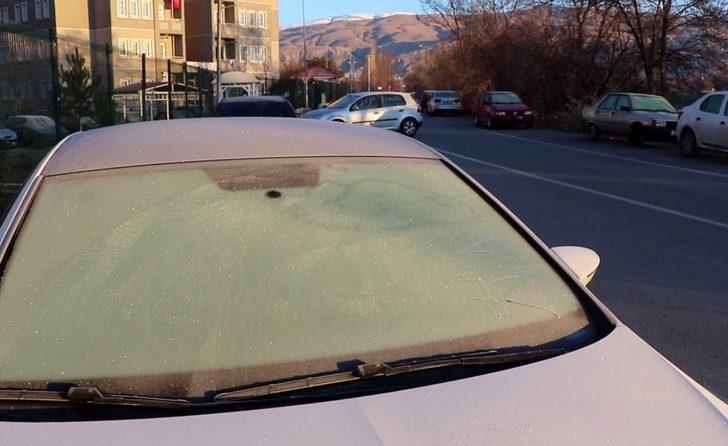 Bayburt ve Erzincan’da arabaların camları buz tuttu G2