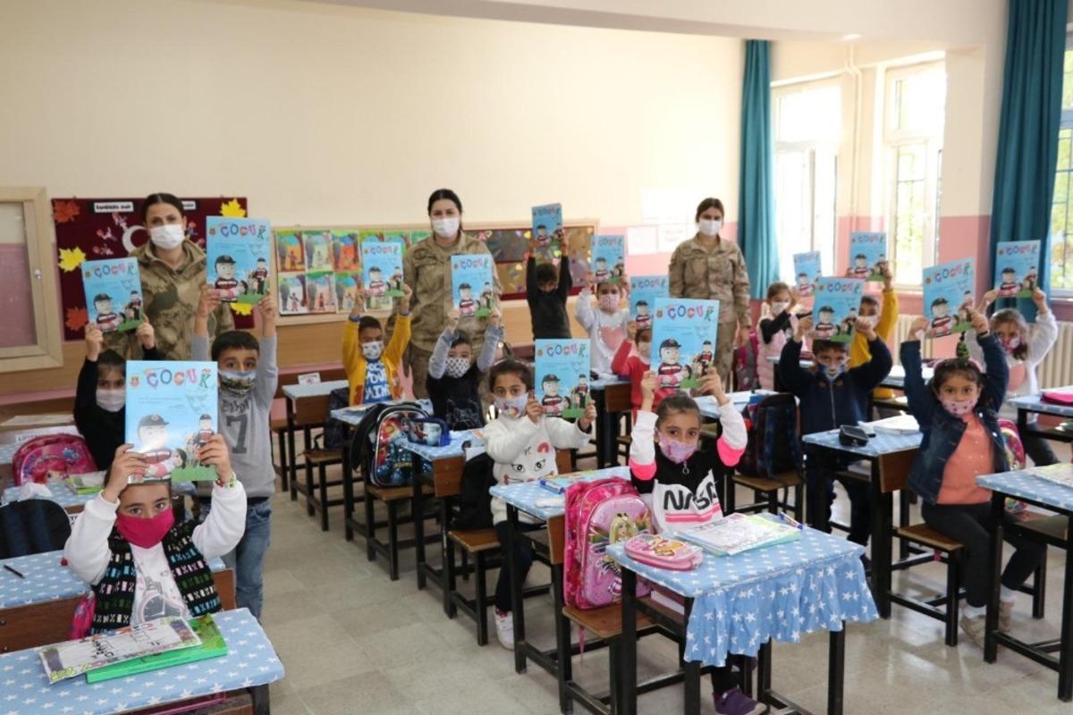 Mehmet&ccedil;ikten &ouml;ğrencilere hediye