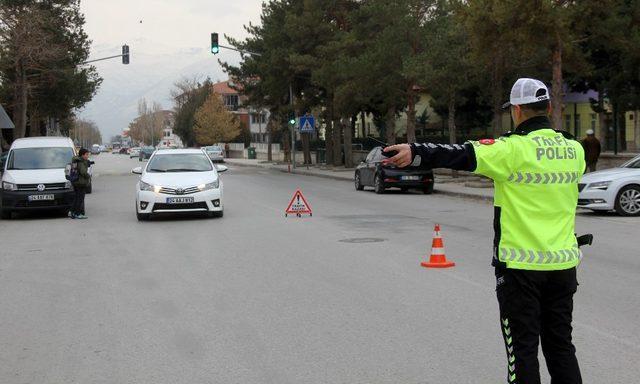 Seyir halinde cep telefonuyla konuşan sürücüler droneye yakalandı