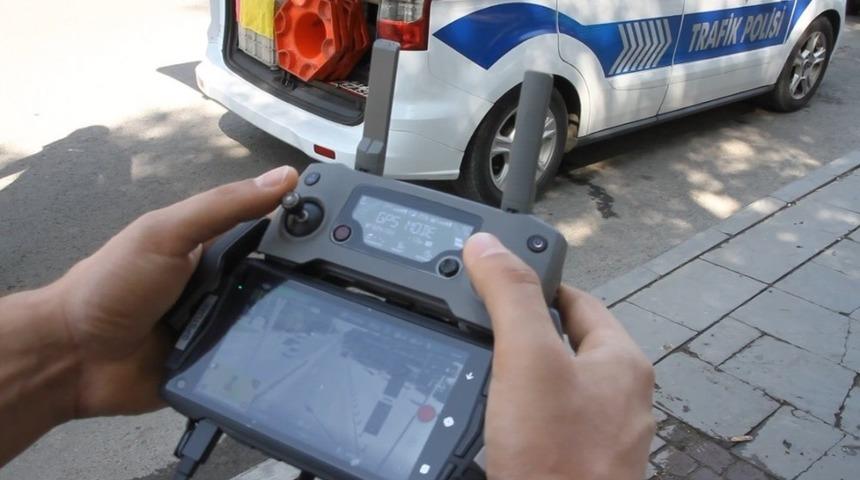 Seyir halinde cep telefonuyla konuşan s&uuml;r&uuml;c&uuml;ler droneye yakalandı