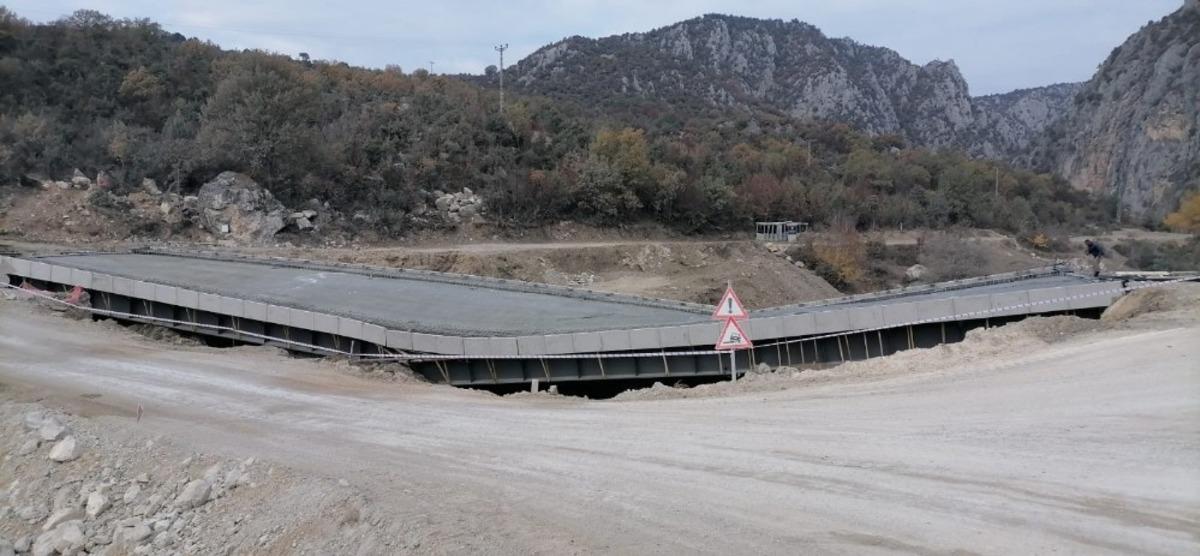 K&ouml;pr&uuml; inşaatı &ccedil;&ouml;kt&uuml;