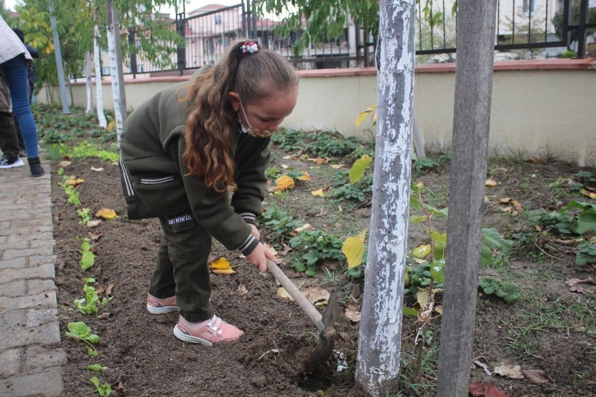 İlkokul &ouml;ğrencileri toprakla tanıştı