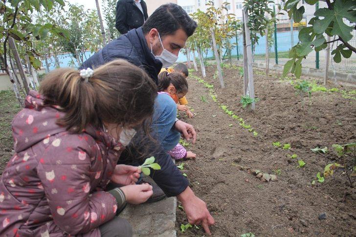 İlkokul öğrencileri toprakla tanıştı G3
