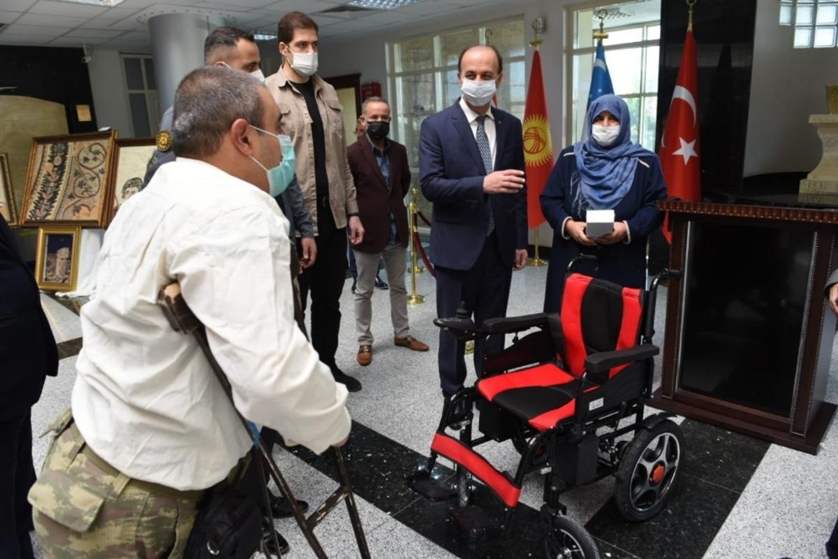 &Ccedil;arşıda karşılaştığı engelliye tekerlekli sandalye hediye etti