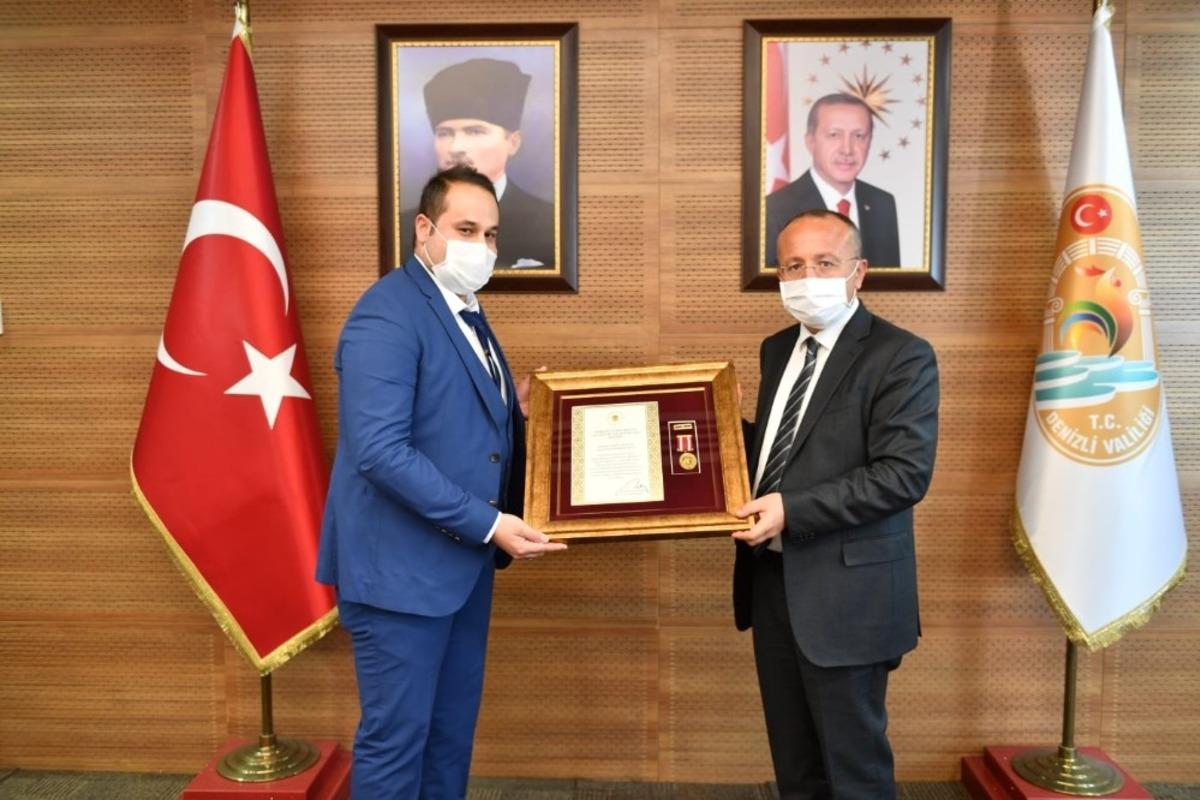 Denizli Valiliğinden şehit yakınına ve bir gaziye Devlet &Ouml;v&uuml;n&ccedil; Madalyası