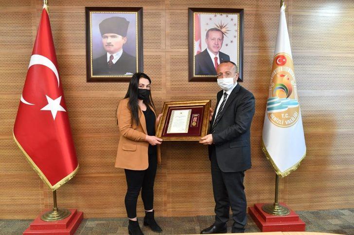 Denizli Valiliğinden şehit yakınına ve bir gaziye Devlet Övünç Madalyası G2