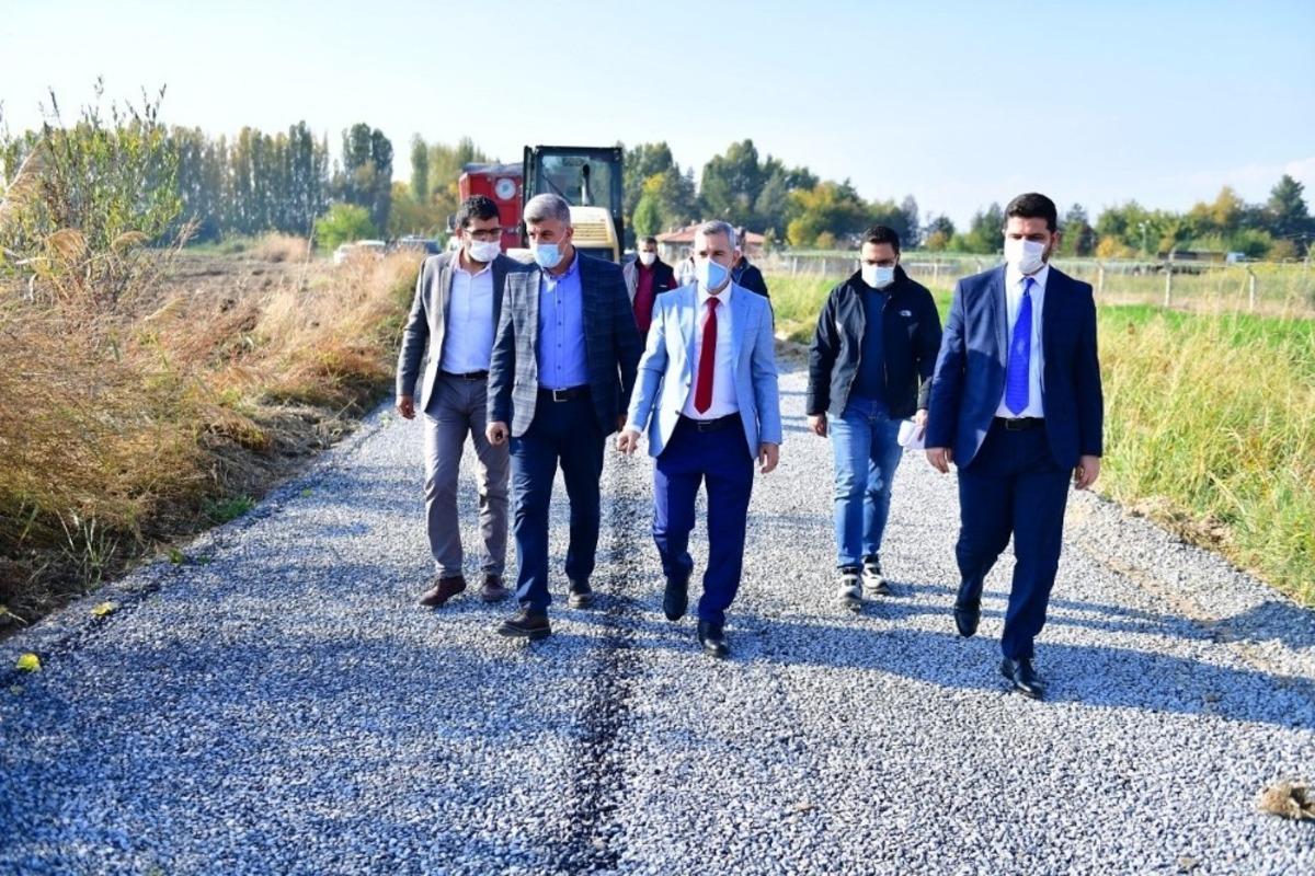 Yeşilyurt&rsquo;ta kırsal b&ouml;lgelerin yol ağı genişliyor