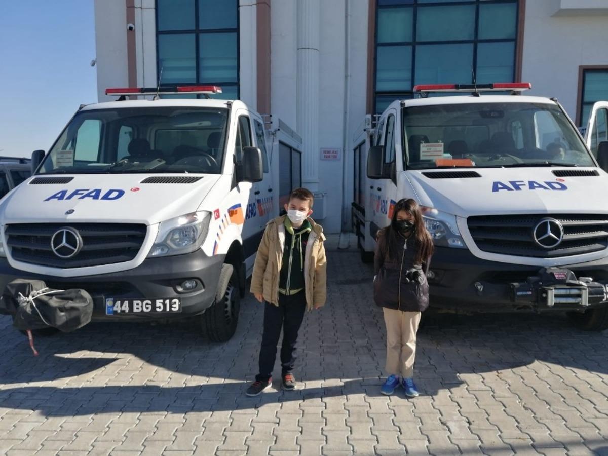 Miniklerden AFAD g&ouml;revlilerine &ccedil;i&ccedil;ekli teşekk&uuml;r