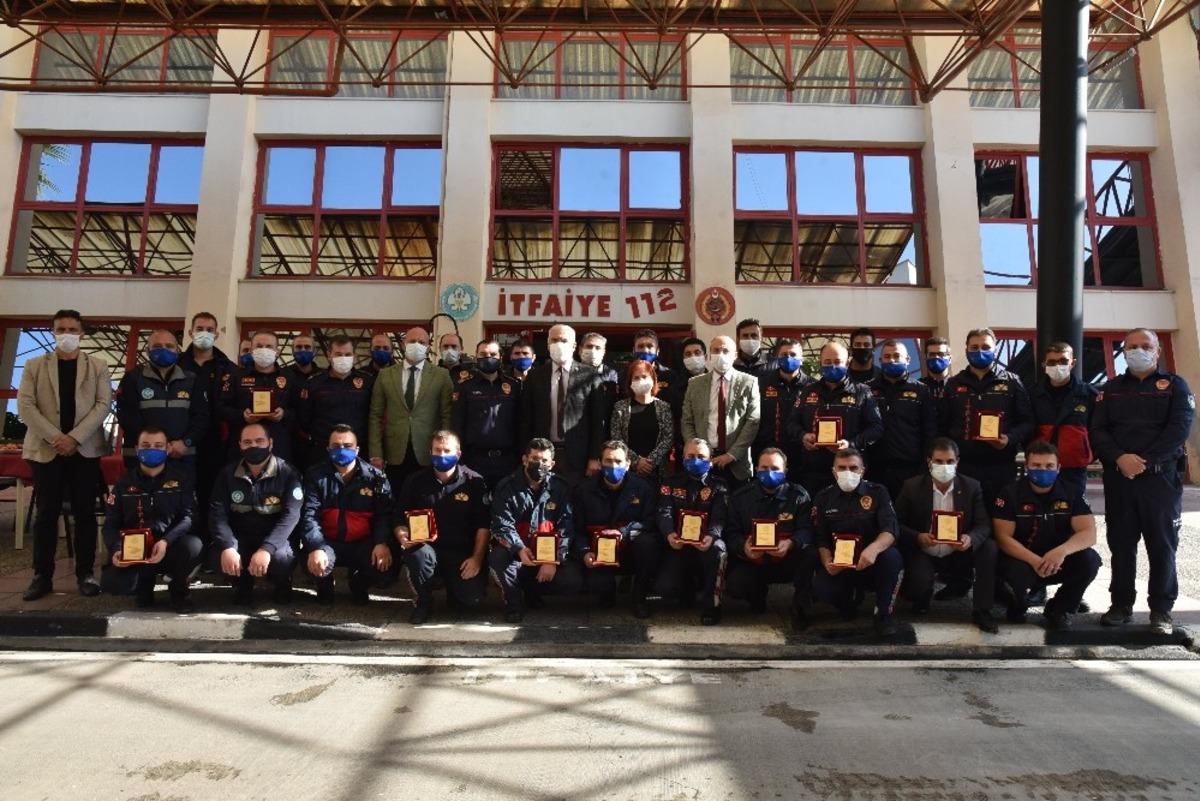 İzmir depreminin kahramanlarına teşekk&uuml;r