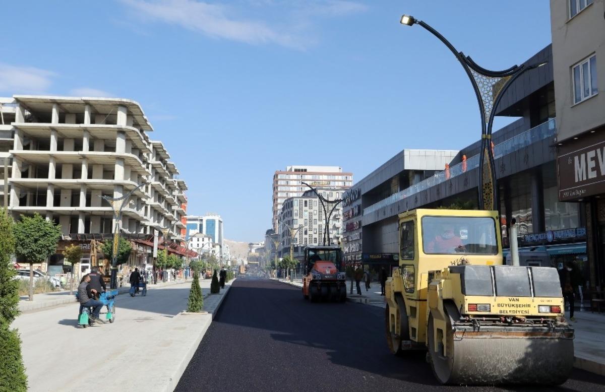 Hacıbekir Caddesi&rsquo;nin 2. etabında asfalt serimi başladı