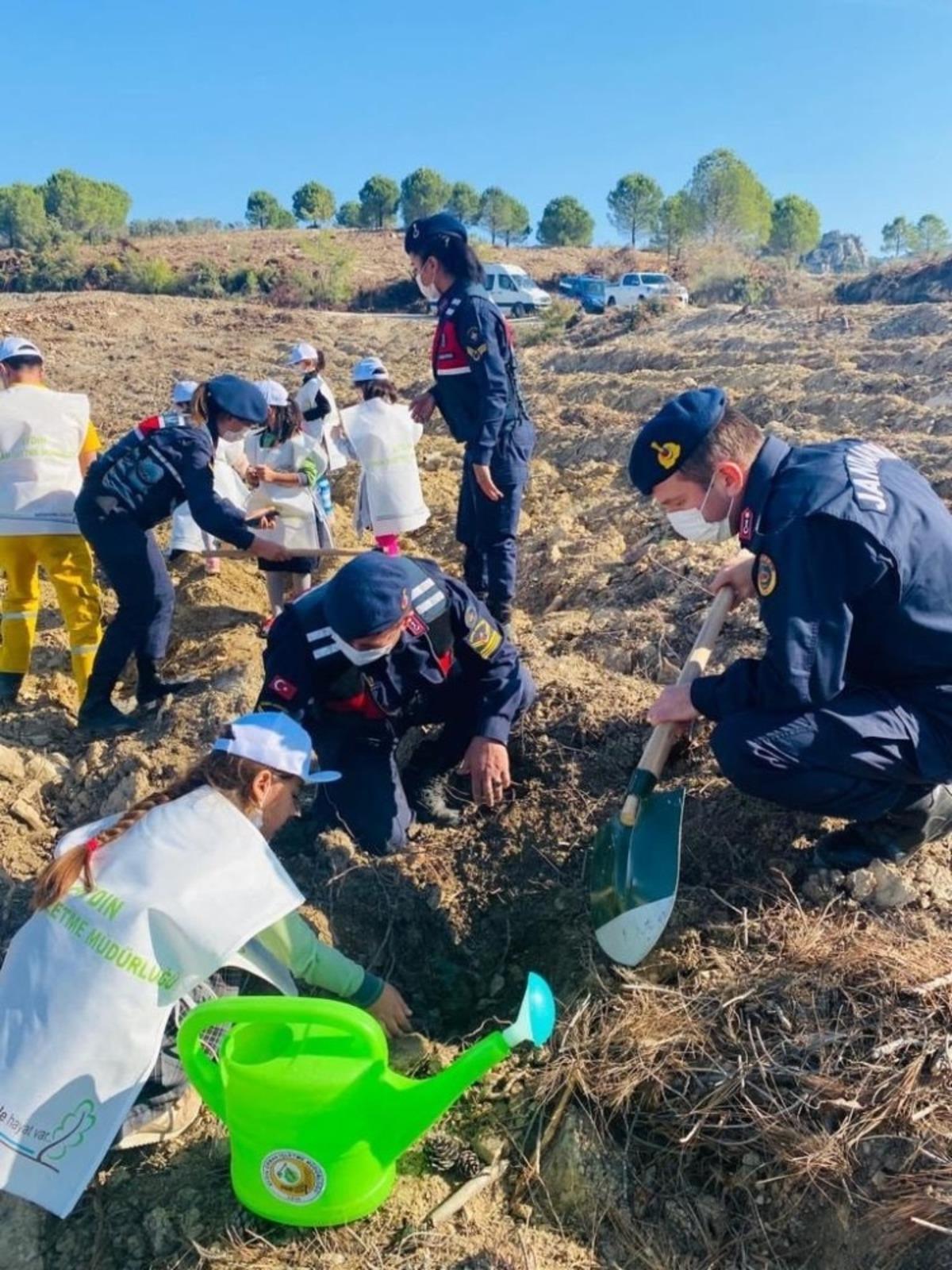 Kuşadası&rsquo;nda 250 adet fidan dağıtımı yapıldı