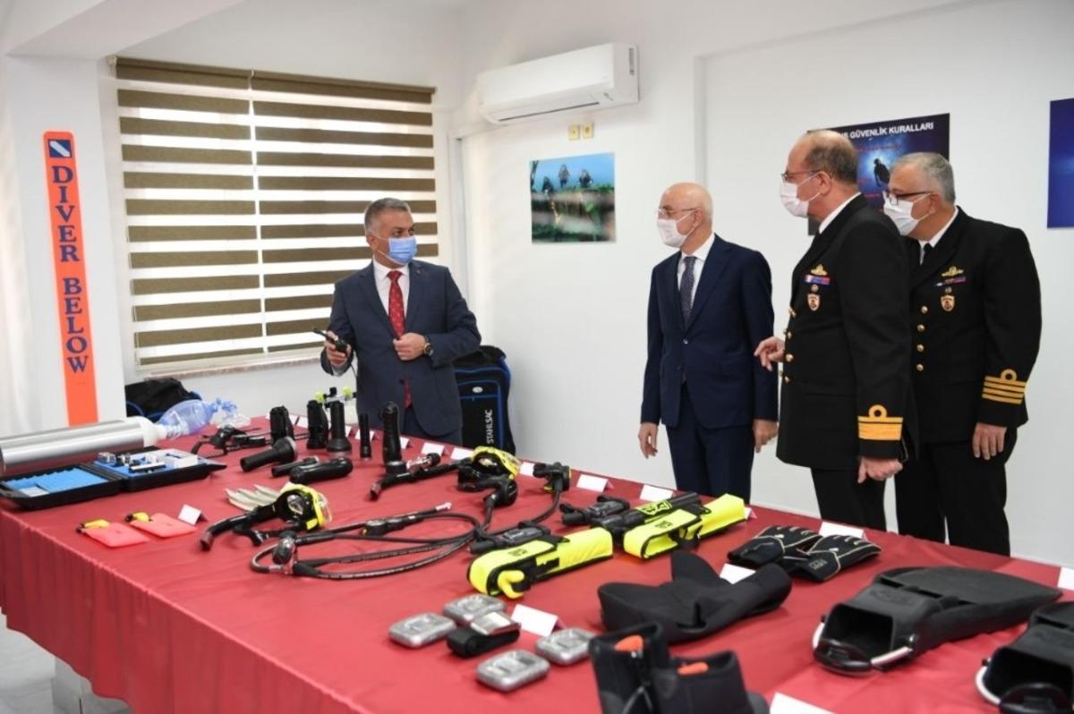 İ&ccedil;işleri Bakan Yardımcısı Erdil ve Vali Yazıcı Sahil G&uuml;venlik Komutanlığı&rsquo;nda incelemede bulundu