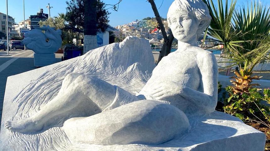 Kuşadası'nda 'Y&uuml;zen &Ccedil;ocuk' heykeline &ccedil;irkin saldırı: &Ccedil;irkin ve &ccedil;ağ dışı