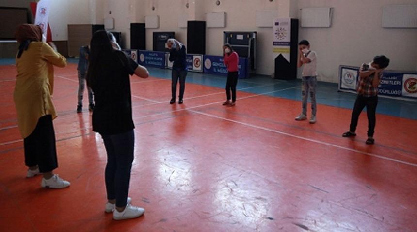 M&uuml;lteci &ccedil;ocuklar i&ccedil;in &ouml;nemli &ccedil;alışma