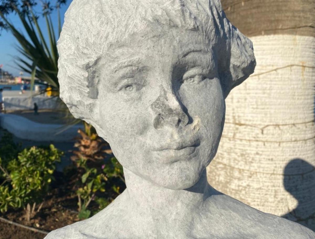 Kuşadası&rsquo;nda uluslararası sanat&ccedil;ıların yaptığı heykeller saldırıya uğradı