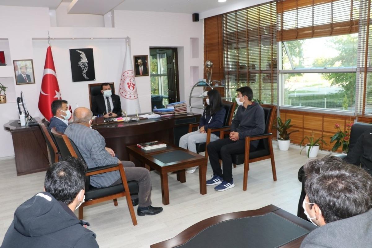 Şampiyon Bisiklet&ccedil;iler sevin&ccedil;lerini Kabakcı ile paylaştılar