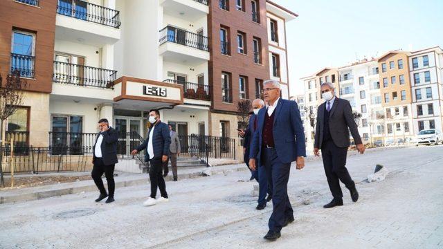 Başkan Güder, deprem konutlarını inceledi