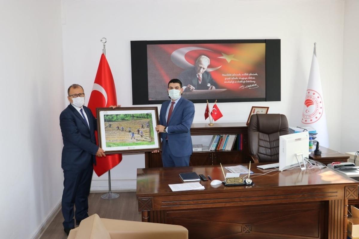 Kars Tarım ve Orman M&uuml;d&uuml;r&uuml; Altıntaş Arpa&ccedil;ay&rsquo;da ziyaretlerde bulundu