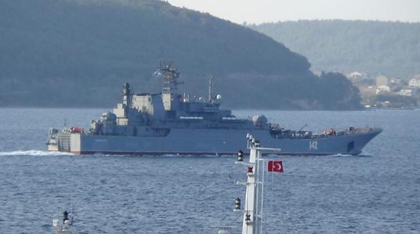 Rus savaş gemisi 'Novocherkassk', &Ccedil;anakkale Boğazı'ndan ge&ccedil;ti