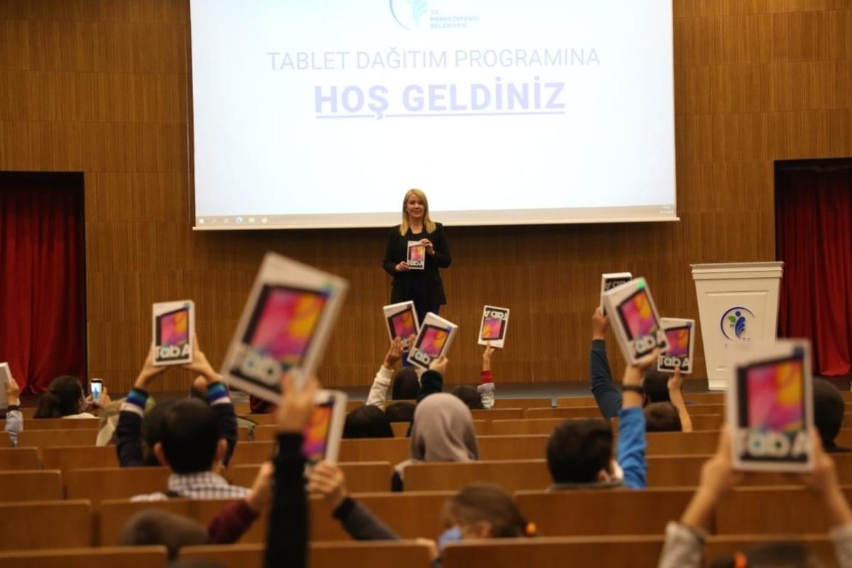 Merkezefendi Belediyesinden100 &ouml;ğrenciye daha tablet desteği