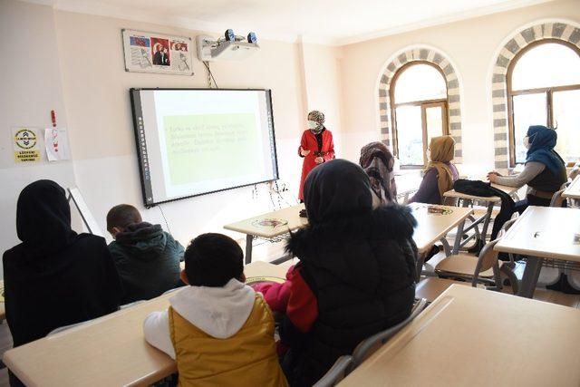 Diyarbakır Büyükşehir Belediyesi’nden öğrenci velilerine seminer