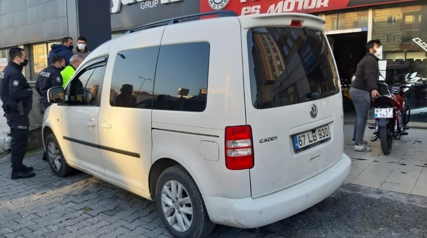 Park yerinden &ccedil;ıkarken motosiklete &ccedil;arptı