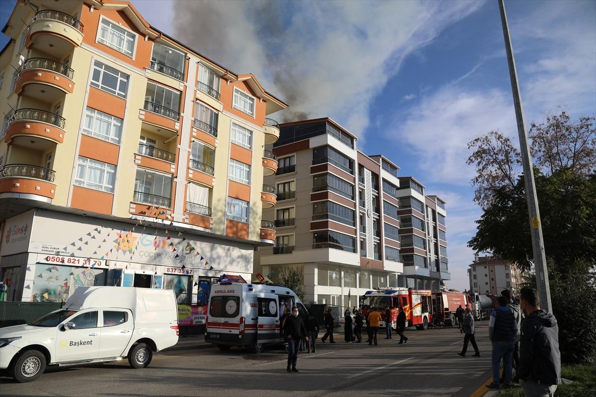 Ankara'da binanın &ccedil;atı katında &ccedil;ıkan yangında 5 kişi dumandan etkilendi
