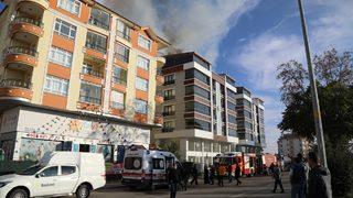 Ankara'da binanın çatı katında çıkan yangında 5 kişi dumandan etkilendi