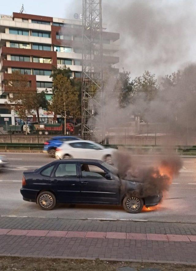 Bursa’da trafikte bir araç alev alev yandı