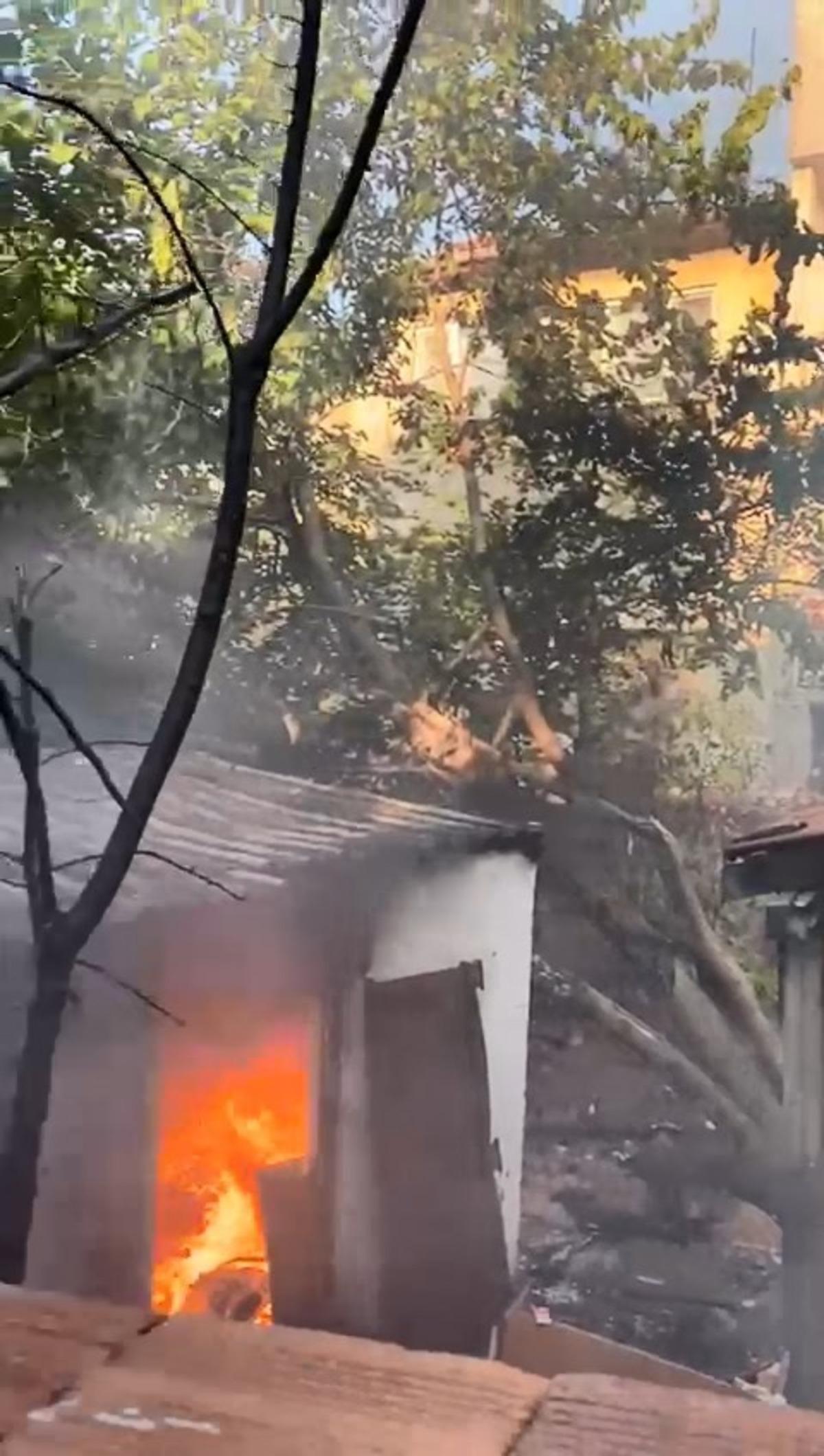 Evin bah&ccedil;esinde yangın &ccedil;ıktı