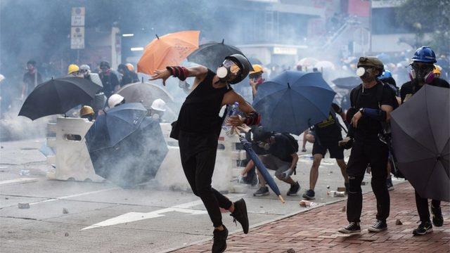 Hong Kong'da Çin'in artan etkisine karşı sık sık protestolar düzenleniyor