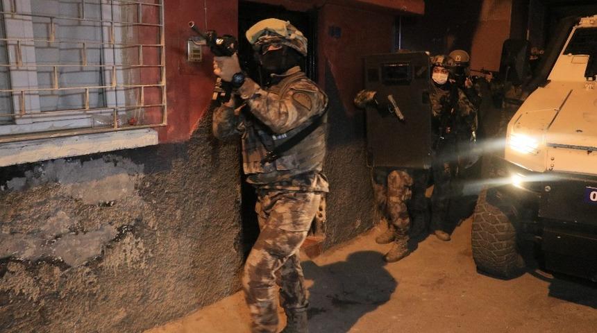 Adana'da şafak vakti organize su&ccedil; &ouml;rg&uuml;t&uuml;ne operasyon