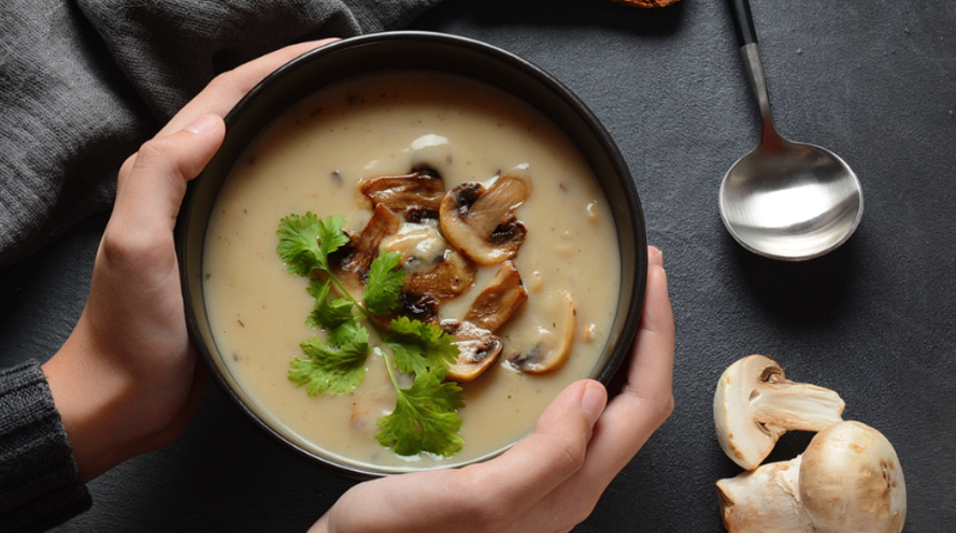 Hastalığa meydan okuyun! Bol soğanlı bol sarımsaklı kremalı mantar çorbası