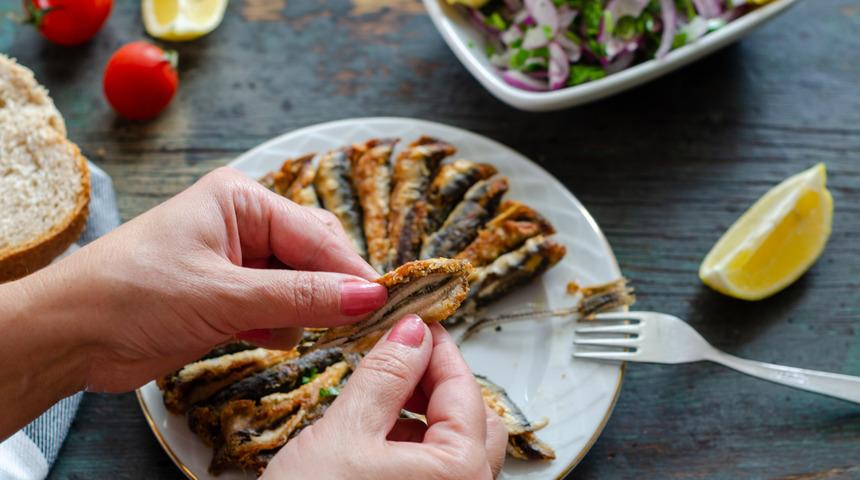 On numara bir taktik! Eldeki balık kokusu i&ccedil;in diş macunu, &ccedil;ay...