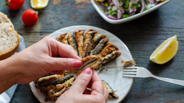 On numara bir taktik! Eldeki balık kokusu için diş macunu, çay...