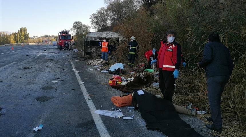 Van'da sığınmacıları taşıyan minibüs devrildi! Ölü ve yaralılar var
