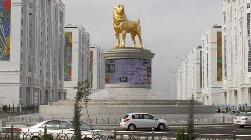 Türkmenistan'da 6 metrelik altın kaplama köpek heykeli