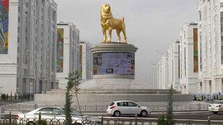 Türkmenistan'da 6 metrelik altın kaplama köpek heykeli