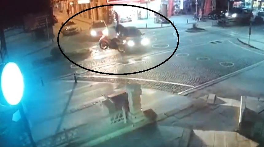 Motosikletin otomobile &ccedil;arpma anı g&uuml;venlik kamerasına yansıdı