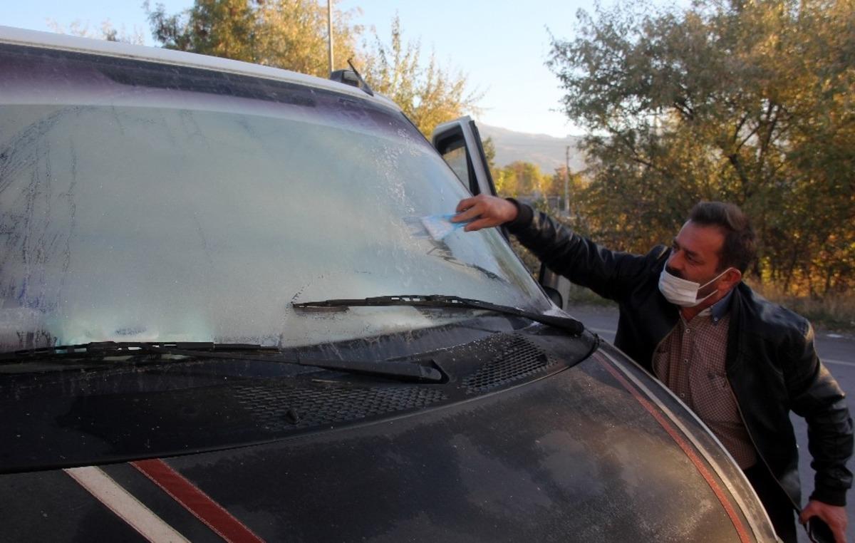Erzincan&rsquo;da arabaların camları buz tuttu