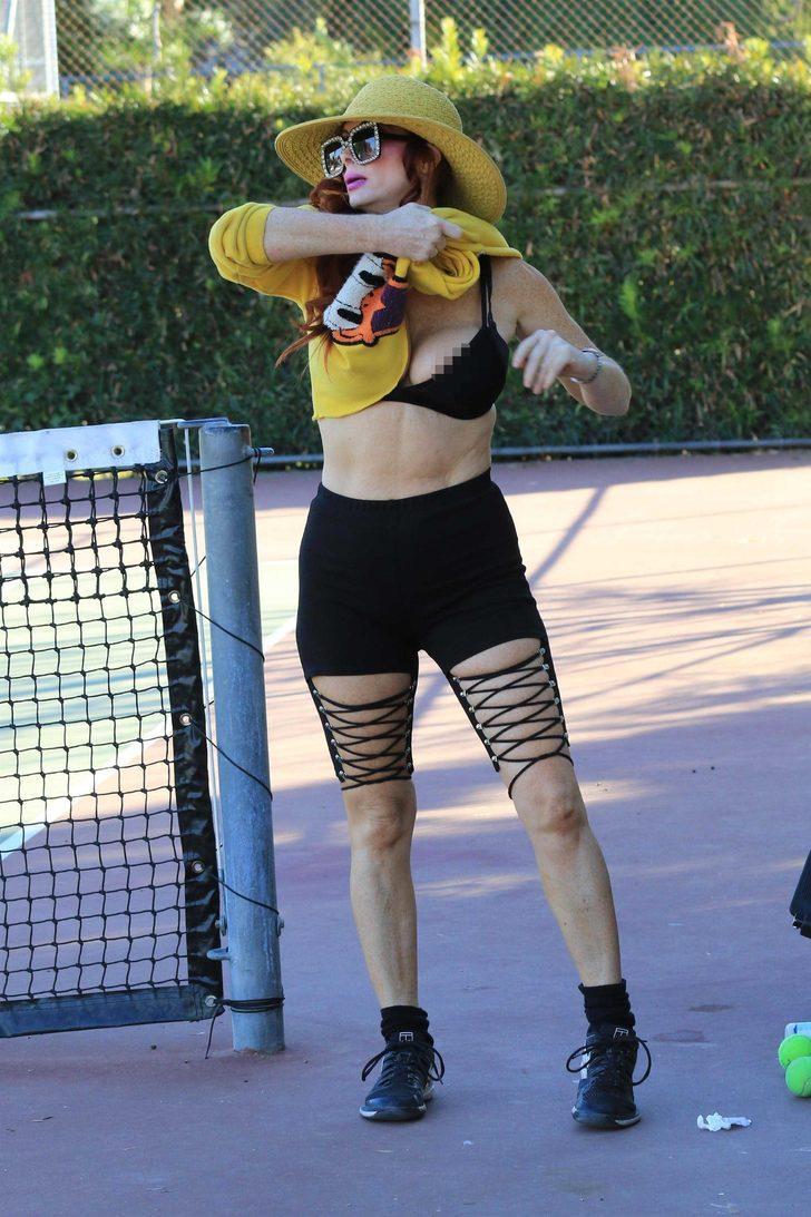 Phoebe Price üzerini çıkarırken bir anda göğsü açıldı G3