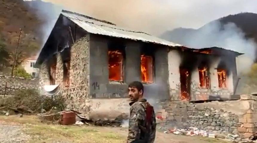 Karabağ'ı terk eden Ermeniler yerleşim yerlerini yakıyor!