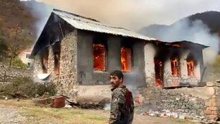 Karabağ'ı terk eden Ermeniler yerleşim yerlerini yakıyor!