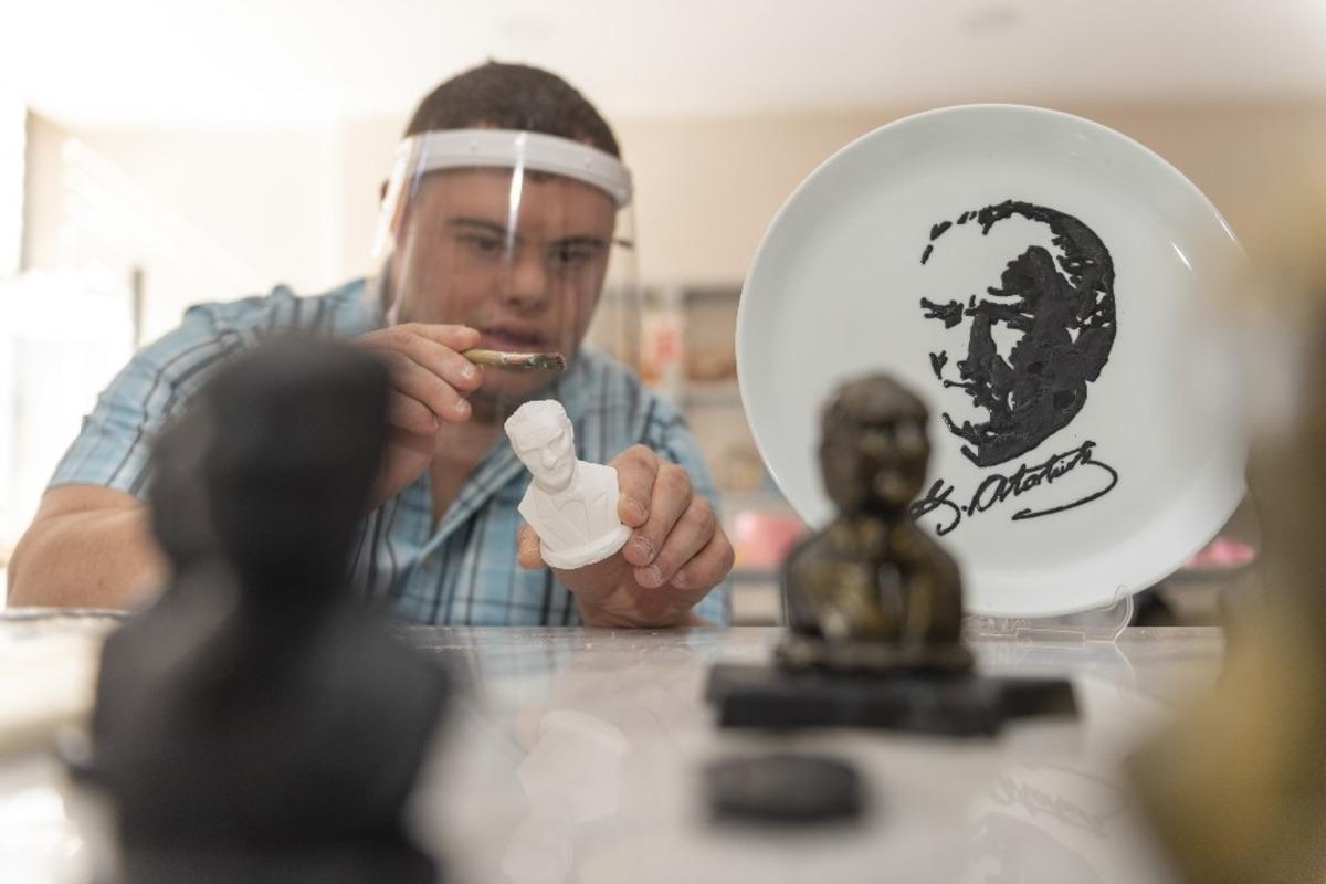 &Ouml;zel &ccedil;ocuklar Atat&uuml;rk&rsquo;e olan sevgilerini &ccedil;alışmalara yansıttılar