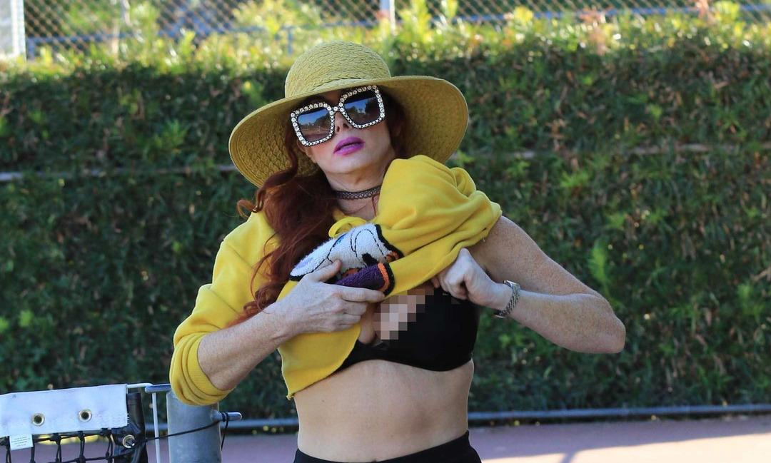 Phoebe Price &uuml;zerini &ccedil;ıkarırken bir anda g&ouml;ğs&uuml; a&ccedil;ıldı